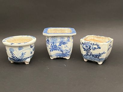 null Lot de trois cache-pots en porcelaine bleu-blanc de Hué à décor de motifs floraux.

Vietnam,...