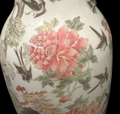 null 
Important vase balustre porcelaine de la famille rose à décor de pie, phénix...