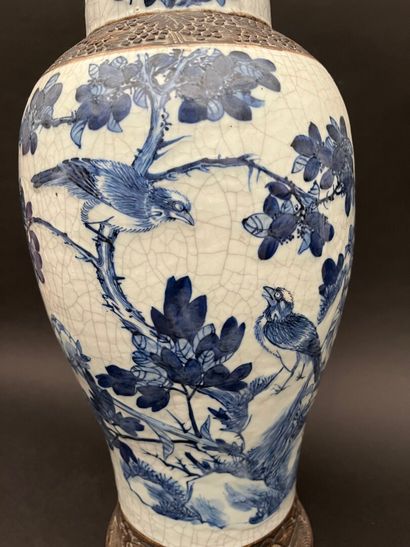 null Important vase in cracked porcelain stoneware with white-blue decoration of...