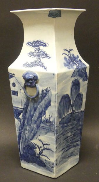 null Grand vase de forme quadrangulaire en porcelaine bleu-blanc à décor de personnages...