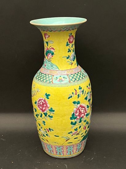 null Vase balustre à col évasé en porcelaine polychrome à décor d'oiseaux branchés...