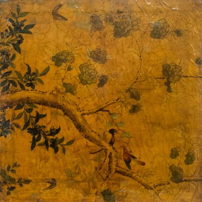 null Lacquer panel representing branching birds.

China.

91 x 89,5 cm

(cracks,...