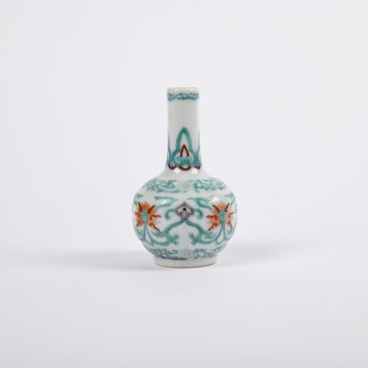 null Small bottle vase in porcelain and Doucaï enamels, decorated with lotus flowers...