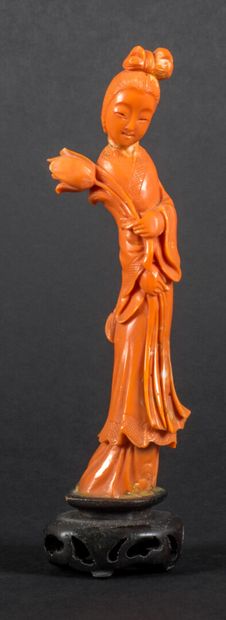 null Pink coral statuette representing a young woman on a lotus

China, around 1900

...