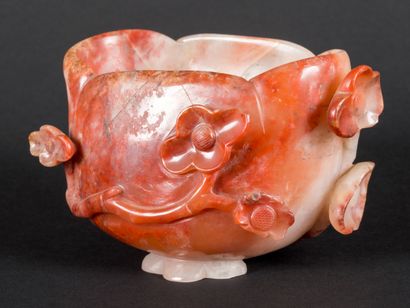 null Painter's cup in chalcedony in the shape of prunus leaves.

China, 19th century

H...