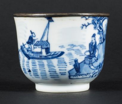 Godet en porcelaine bleu de Hué à décor d'un...