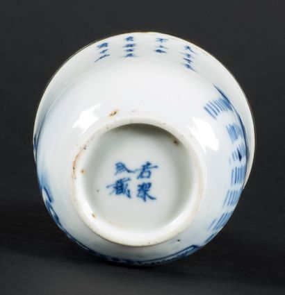 null Godet en porcelaine bleu de Hué à décor d'un lettré accompagné de son disciple...