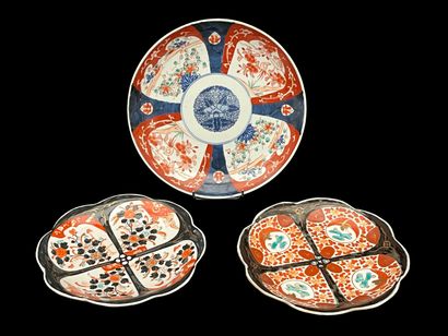 null Deux coupes floriformes et un plat à décor Imari.

Japon, vers 1900-1920

Diam...
