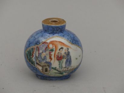 null Bottle snuffbox in pink family polychrome porcelain decorated in cartridges...