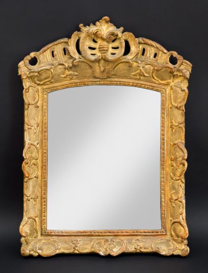 null Miroir en bois sculpté et doré à décor de lambrequins, les frontons ajourés

XVIIIème

64...
