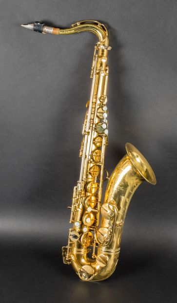 P SELMER, Saxophone ténor, verni, gravé de feuillages 
P SELMER,




Tenor saxophone,...