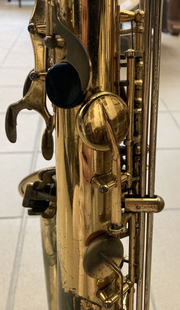 P SELMER, Saxophone ténor, verni, gravé de feuillages P SELMER, 
Saxophone ténor,...
