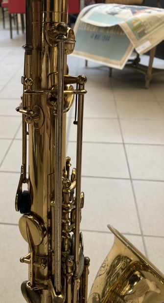 P SELMER, Saxophone ténor, verni, gravé de feuillages P SELMER, 
Saxophone ténor,...