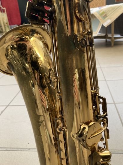P SELMER, Saxophone ténor, verni, gravé de feuillages 
P SELMER,




Tenor saxophone,...