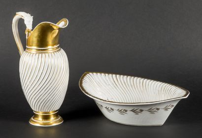 null PARIS

Broc et son bassin en porcelaine à décor côtelés et dorés

XIXème

H...