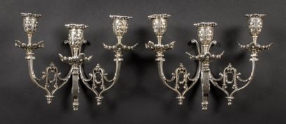 null Paire d'appliques à trois lumières en bronze argenté, décor de style néo-classique.

XIXe

H...