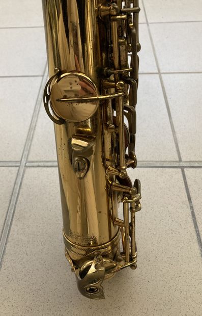 P SELMER, Saxophone ténor, verni, gravé de feuillages 
P SELMER,




Saxophone ténor,...