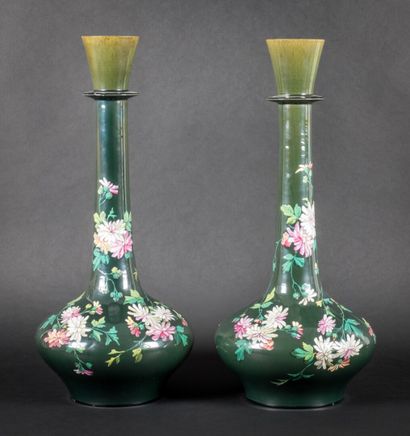 null Paire de vases à panse aplatie en céramique émaillée à décor de fleurs.

Vers...
