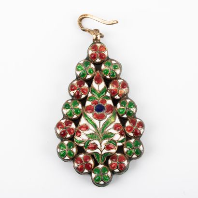 null Pendentif or et émail à motifs de fleurettes et rinceaux feuillagé. 

Style...