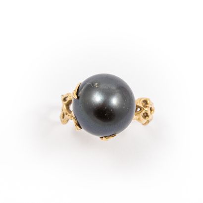 null Ring grey cultured pearl diam: 13mm approximately, openwork gold setting.

Gross...