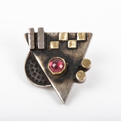 null LINDA LADURNER (born 1954)

Modernist silver, gold and tourmaline pendant

Signed...