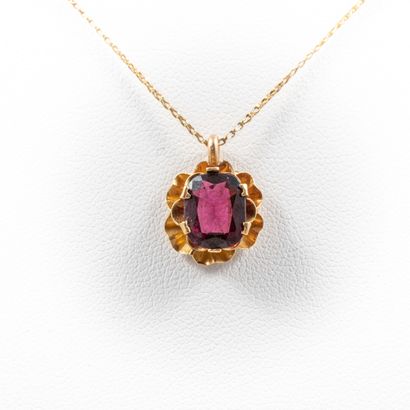 null Garnet pendant chain, gold setting 

Gross weight : 2.2 g - L : 45 cm