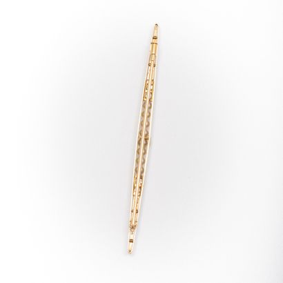 null Barrette brooch, cultured pearls and old and pink diamonds, gold setting.

Gross...