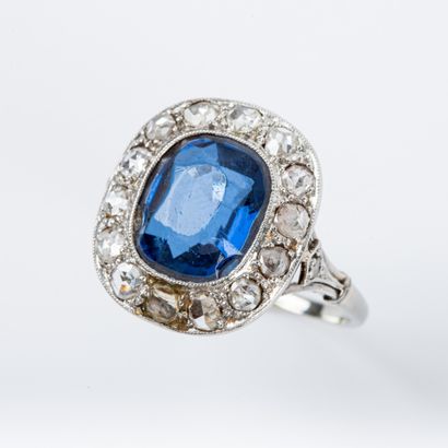 null Bague marguerite, pierre bleue, entourage diamants taille rose, monture or gris...