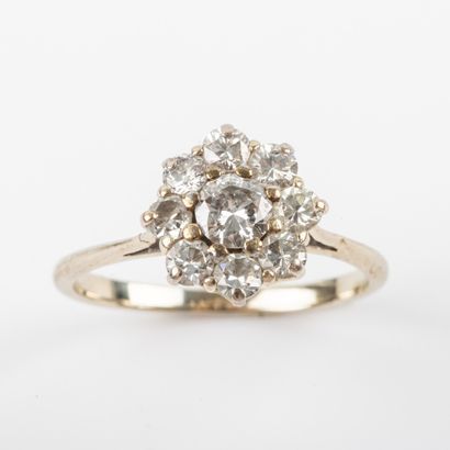 null Daisy ring, brilliant-cut diamonds, central 0.25 carat, surrounding 0.60 carat,...