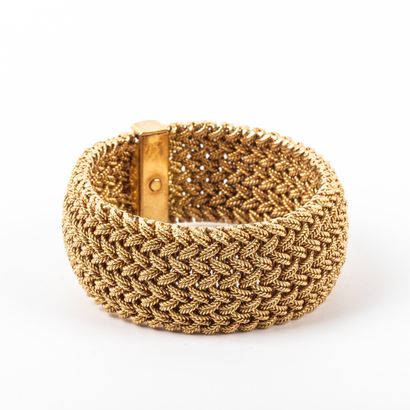 null Large bracelet manchette en or, maille tressée 

Vers1960.

Poids : 145.4 g...