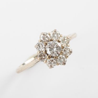 null Daisy ring, brilliant-cut diamonds, central 0.25 carat, surrounding 0.60 carat,...