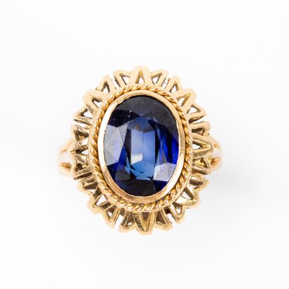 null Synthetic sapphire ring, openwork gold setting.

Gross weight: 6.4 g - Finger:...