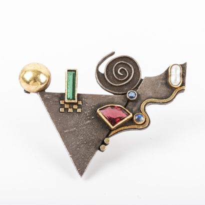 null LINDA LADURNER (born 1954)

Gold, silver, tourmaline and baroque pearl pendant...