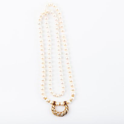 null RENÉ BOIVIN 

Sautoir perles de culture diam 9 mm environ, terminé par un pendentif...
