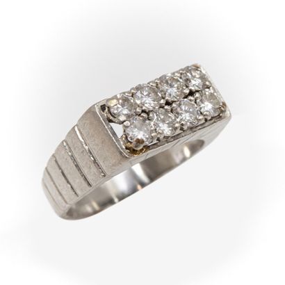 null Bague chevalière, diamants taille brillant 0.80 carat environ, monture platine

Vers...