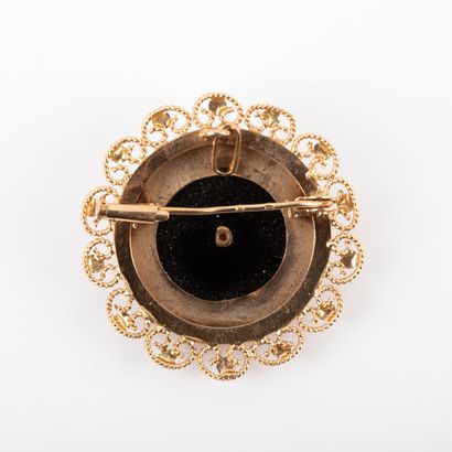 null Gold filigree and onyx brooch.

Diameter : 3,2 cm - Gross weight : 5,1 g