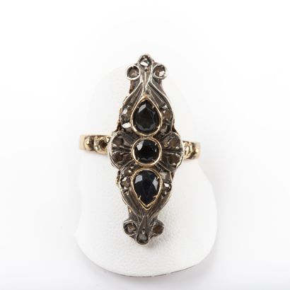 null Shuttle ring, rose-cut diamonds and sapphires, gold setting 

Gross weight:...