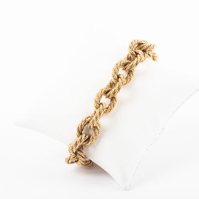  Bracelet en or cordé 
Vers 1960 
Poids :...