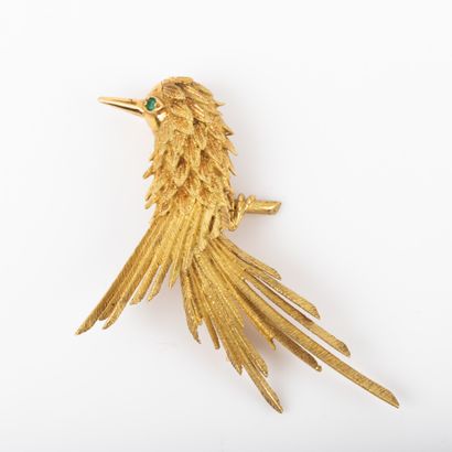 Broche à décor d'oiseau en or et pierre verte....