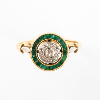 null Ring with calibrated emeralds, central rose-cut diamond, gold setting 

Gross...
