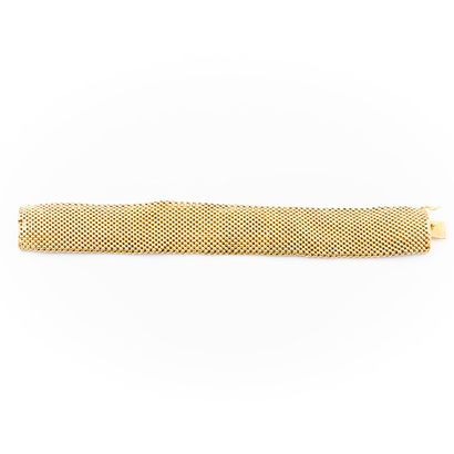 null Large bracelet manchette en or tressé

Vers 1960

Poids : 64.4 g - L: 21 cm...