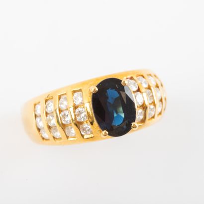 null Sapphire ring with brilliant cut diamonds, gold setting 

Circa 1990

Gross...