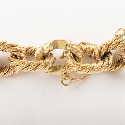 null 
Bracelet en or cordé




Vers 1960




Poids : 75.6 g - L: 16.5 cm environ...