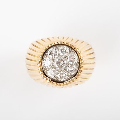 null Ring with brilliant-cut diamonds 0.80 carat approximately, gold setting 

Gross...