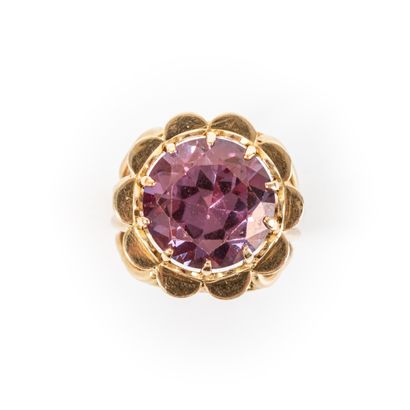 null Violet stone cocktail ring, gold openwork setting, circa 1960

Gross weight:...