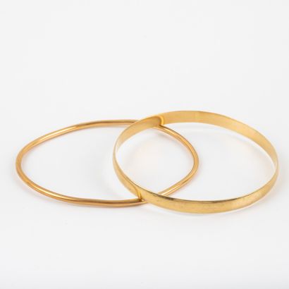 null Two gold bracelets - one in the middle and one in the top -

Weight: 23 g -...