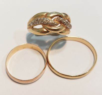 null Two wedding rings and a ring in gold 

Weight: 9.7 g - deformation