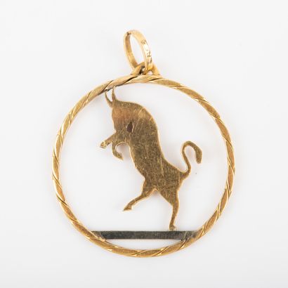 null Pendant in gold with decoration of ibex 

Weight: 8.3 g - Diam: 8 cm slight...