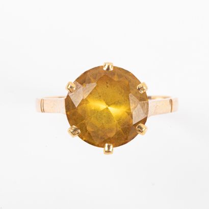 null Central yellow stone cocktail ring, gold setting 

Gross weight: 4.6g - Finger:...