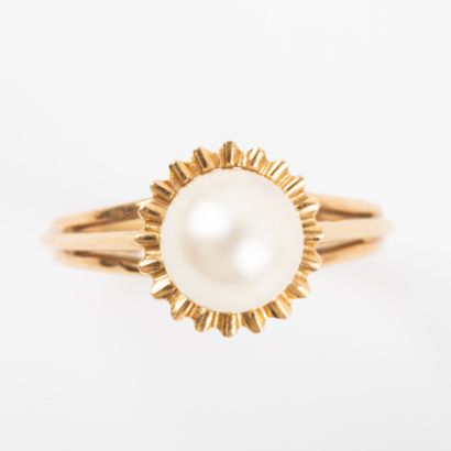 null Ring cultured pearl diam: 8 mm, gold setting 

Gross weight: 4.2 g - Finger:...